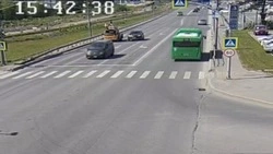 Кроссовер влетел в минивэн на перекрестке улиц Ленина и Больничной в Южно-Сахалинске