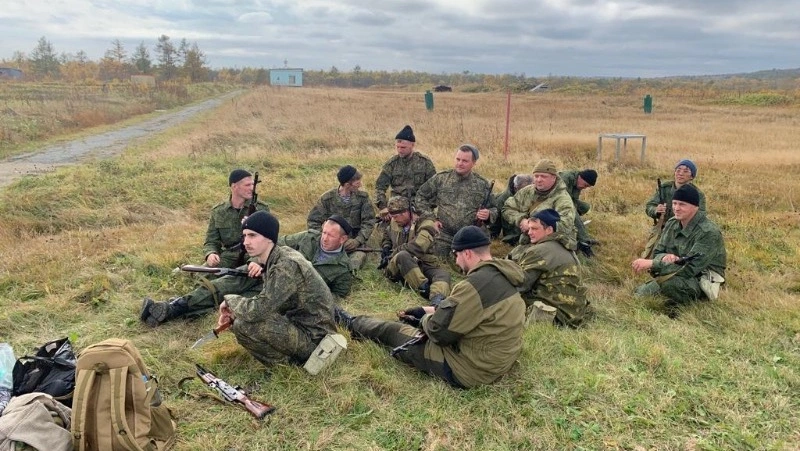 Мобилизованных жителей Курильского района похвалили за обучение на полигоне