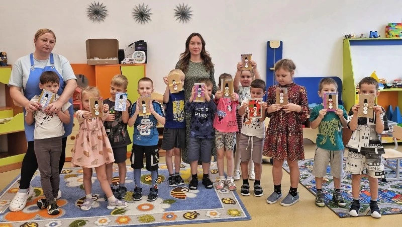 Юные жители Сахалина изготовили новогодние поделки из бросового материала