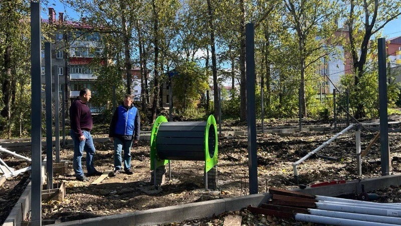 Депутаты «Единой России» проверили ход благоустройства сквера в Александровске-Сахалинском