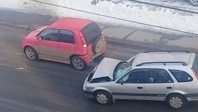 «Пассажирка пробила лобовое головой»: в соцсетях опубликовали подробности ДТП в Поронайске 