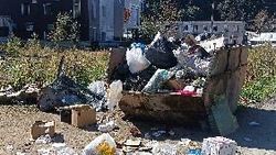 Жителей Корсакова возмутила многолетняя свалка за супермаркетом  