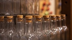 УМВД: в Сахалинской области изъяли 1 270 литров этилового спирта, который разливали в магазине