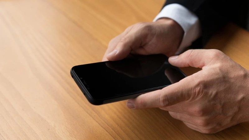 Житель Южно-Сахалинска украл забытый пенсионером телефон