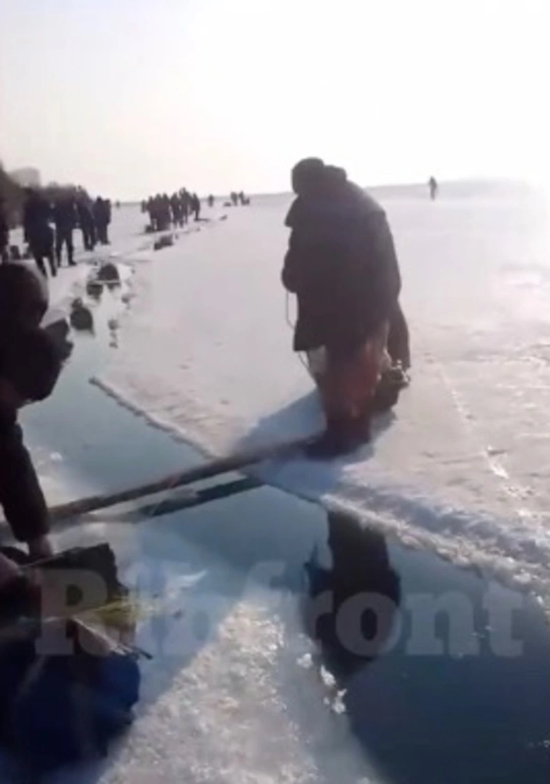 Сахалинцы оказались среди рыбаков на оторвавшейся льдине в Приморье
