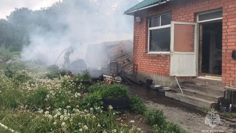 Шесть человек тушили горящую хозпостройку в Долинском районе