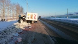 Жесткая авария с участием грузовика известной компании произошла в Южно-Сахалинске