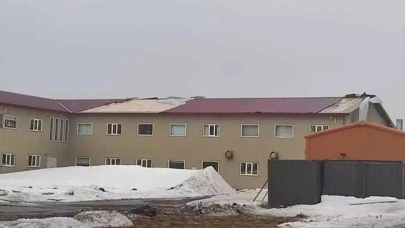 Ураган сорвал обшивку школьной крыши в Курильске