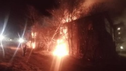 Десять человек тушили пожар в заброшенном доме на севере Сахалина