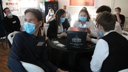 Юные жители Корсакова открыли осенний сезон интеллектуальных игр «Что? Где? Когда?»