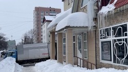 В Южно-Сахалинске за сосульки и снег на крышах штрафуют на сотни тысяч рублей