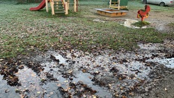 Детская площадка в одном из дворов Южно-Сахалинска превратилась в болото