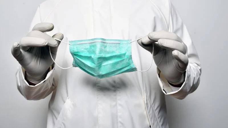 Пожилой мужчина стал 38-й жертвой коронавируса на Сахалине