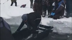 «Народ убегает»: льдина с сотнями рыбаков откололась в Лесном Корсаковского района 