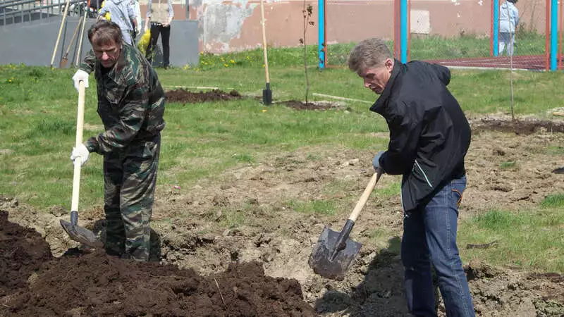 Сотни южносахалинцев вышли на субботники в планировочных районах