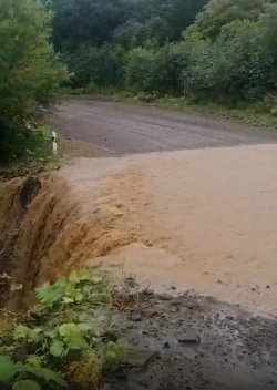 На трассе Шахтерск — Бошняково заменят водопропускную трубу после ливня
