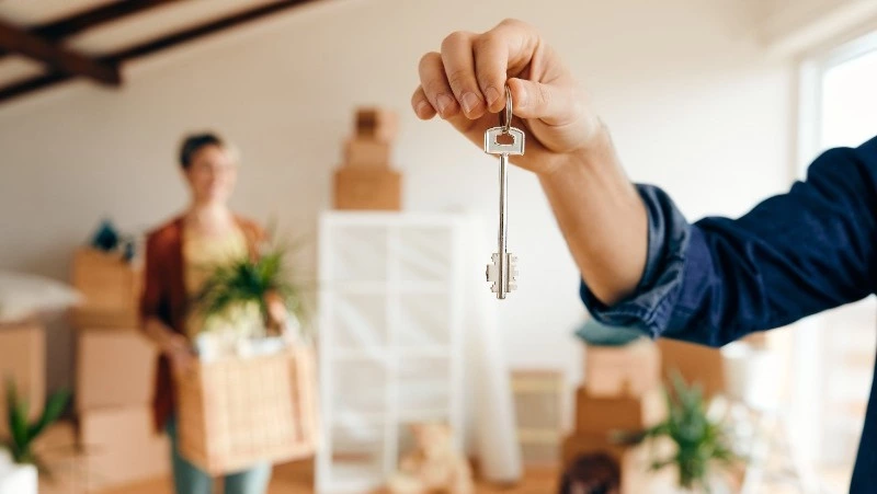 Погорельцам из Анивы и Новотроицкого вручили ключи от новых квартир