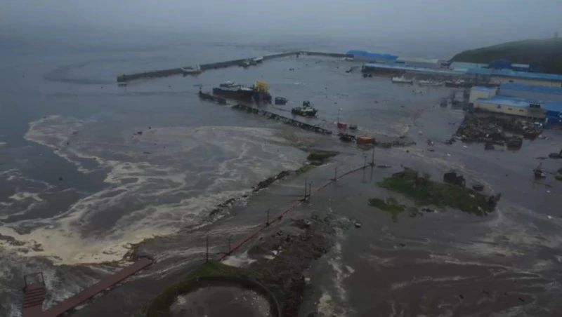 Политолог: последствия цунами на Северных Курилах устраняли круглосуточно