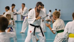 Чемпион мира по киокусинкай карате провел урок для школьников Сахалина