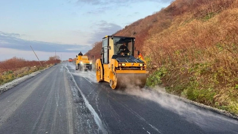 В Невельском округе начали готовить дорогу к стабилизации земляного полотна