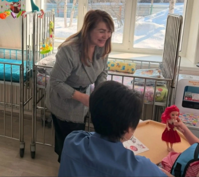 «Много улыбается»: юная сахалинка, пострадавшая от приемной матери, проходит реабилитацию
