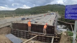 Проезжую часть разобрали для ремонта на мосту через реку в Томаринском районе