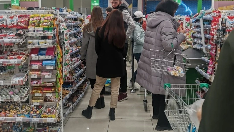 Покупатели увидели в крупнейшем супермаркете Южно-Сахалинска рассадник коронавируса