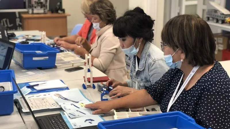 Сахалинских педагогов из сельских школ научили работать с 3D-оборудованием и запускать беспилотники