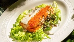 Нежная горбуша в сливках с красной икрой: быстрый и эффектный рецепт от сахалинского шеф-повара