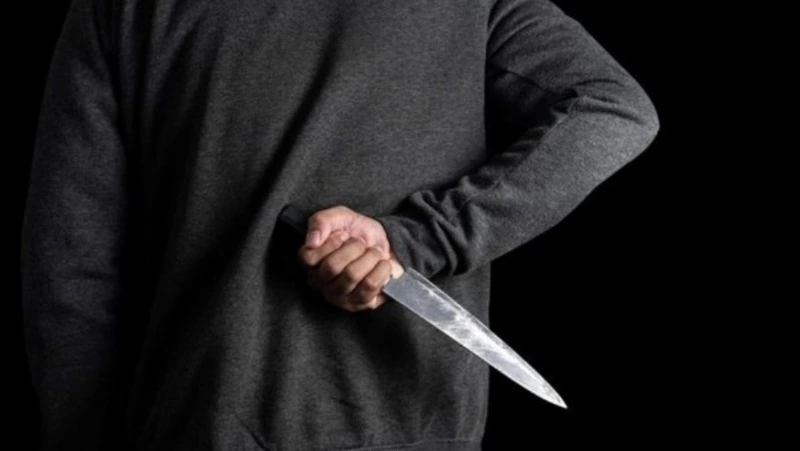 Вонзил нож дважды: пьяный житель Углегорска напал на знакомого своей супруги