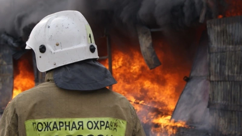 Восемь пожарных тушили целый час горящий барак в Корсакове