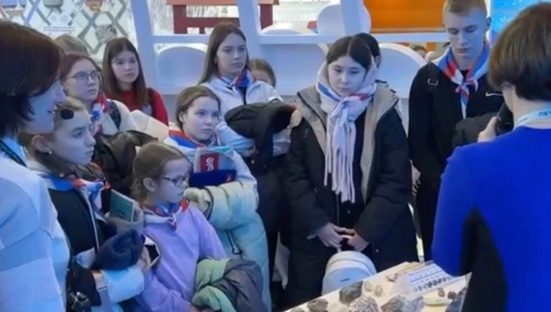 «Азбуку минералов» представили на сахалинском стенде выставки-форума «Россия» 