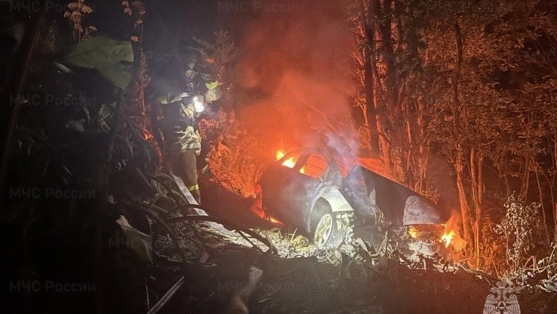 Огонь охватил автомобиль на 13 километре Охотской трассы вечером 24 июля