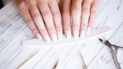 Лунный календарь маникюра на март 2025 года: благоприятные дни и модные тренды