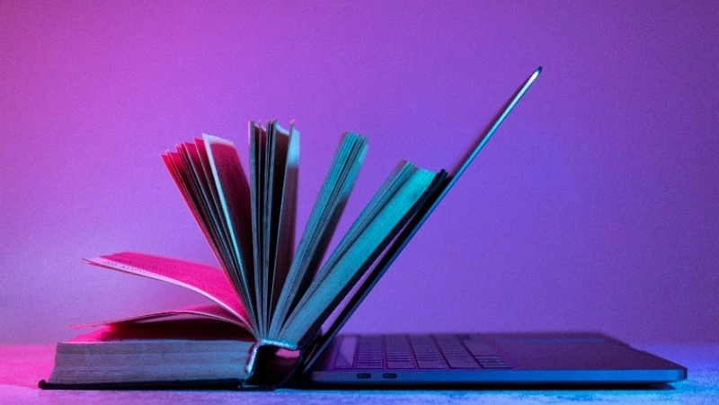 ВТБ посчитал: россияне в праздники увеличили траты на книги и цифровые развлечения