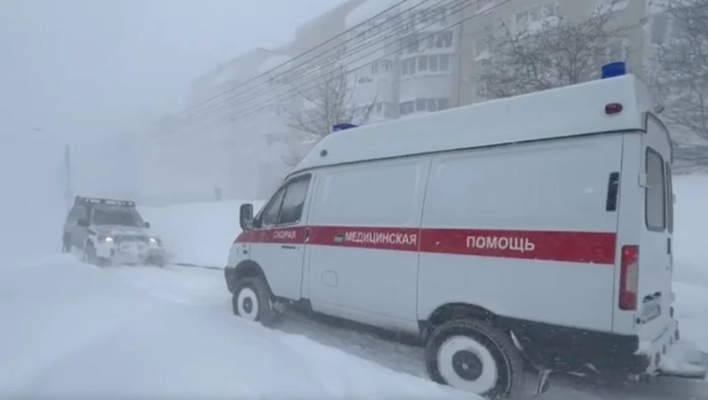 Машину скорой помощи помогли вытянуть жители Сахалина в сильную метель