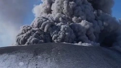 Вулкан Эбеко выбросил 2,5 километра пепла в первый день весны