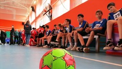 Забросить мяч в сетку: на Сахалине впервые провели региональный турнир по гандболу