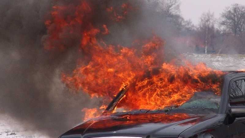 Темной ночью в Макаровском районе вспыхнула дорогая иномарка