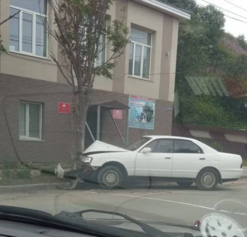 Невыспавшийся водитель въехал в военкомат на юге Сахалина