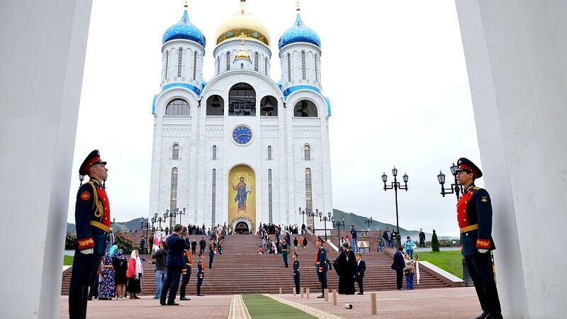 Храм южно сахалинск. Кафедральный собор в Южно Сахалинске. Храм Рождества Христова в Южно-Сахалинске. Кафедральный собор Рождества Христова в Южно-Сахалинске. Собор на площади Победы Южно Сахалинск.