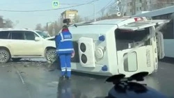 Скорая с пожилой пациенткой перевернулась на перекрестке в Южно-Сахалинске