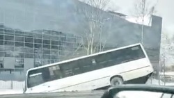 Автобус с пассажирами сошел в кювет неподалеку от «Аква Сити» в Южно-Сахалинске