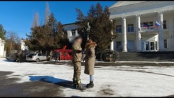 Встреча перед венчанием: сахалинка обняла мужа-участника СВО на Донбассе
