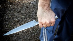 Житель Южно-Сахалинска семь раз воткнул в брата нож во время пьяной ссоры