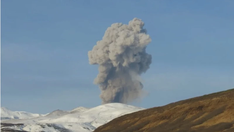 Вулкан Эбеко выбросил пепел на высоту 1,5 км