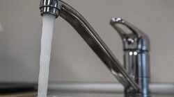 У сахалинцев в селе Дальнем из-под крана снова потекла червивая вода