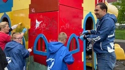 «Маленький добрый хаос»: единороссы облагородили один из дворов в Южно-Сахалинске