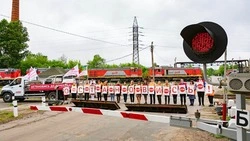 Поезд раздавил машину в Южно-Сахалинске ради безопасности