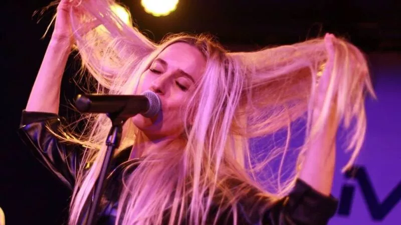 Певица из Холмска прорвалась в ТОП чартов Италии